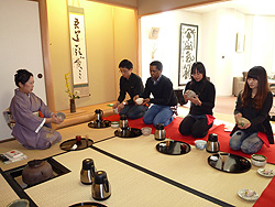 茶道体験をする留学生