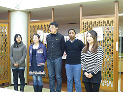 送別される留学生たち