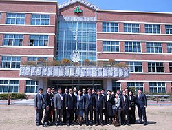 釜山教育大学附属小学校前での記念写真