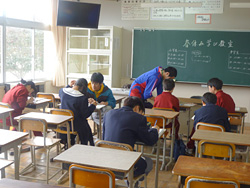 気仙沼市立面瀬中学校での学習支援の様子
