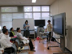 日本語・日本文化をレクチャーする本学学生