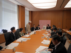 本学の事業報告をする本間学長