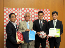 左から長谷川氏、本間学長、野々村氏、山田氏