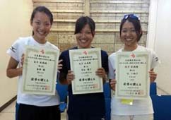 走高跳上位３人の記念写真（中央が京谷さん）