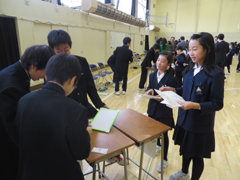 買い物の設定で英語でやりとりしている様子