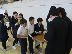 買い物の設定で英語でやりとりしている様子